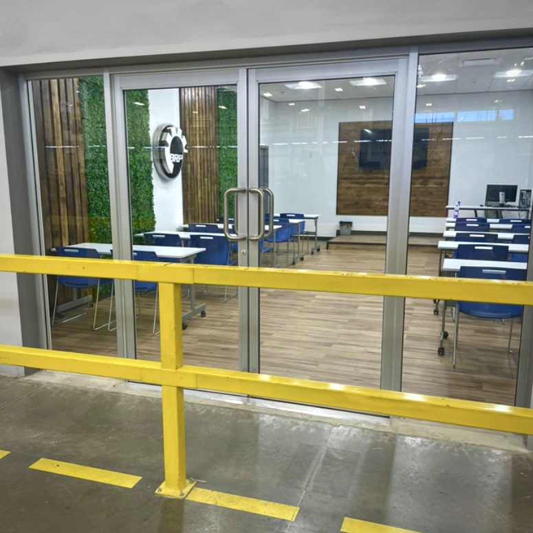 Remodelación de sala de entrenamiento y fachada en planta BRP